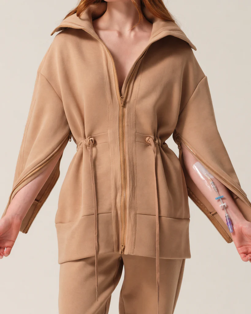 Cosy women's tracksuit with sleeve zip openings for chemotherapy