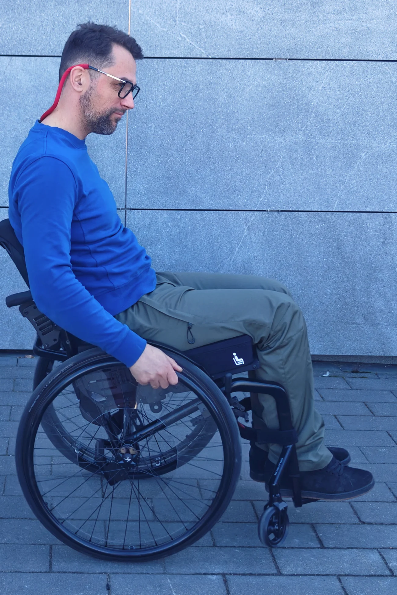 Men's wheelchair adaptive high functionality trousers